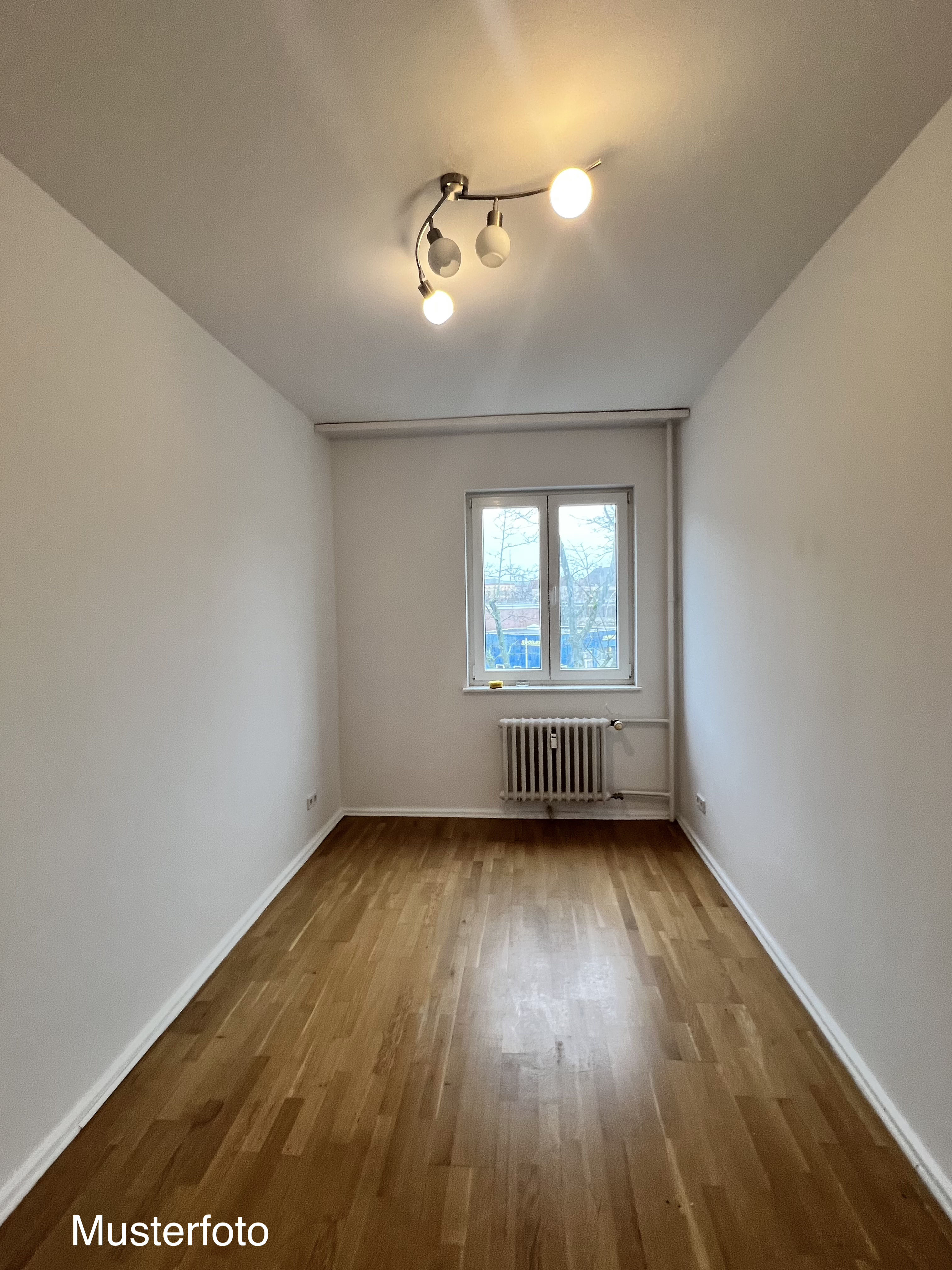 Charming 3-room apartment with balcony on the 1st floor in the popular Berlin district of Moabit