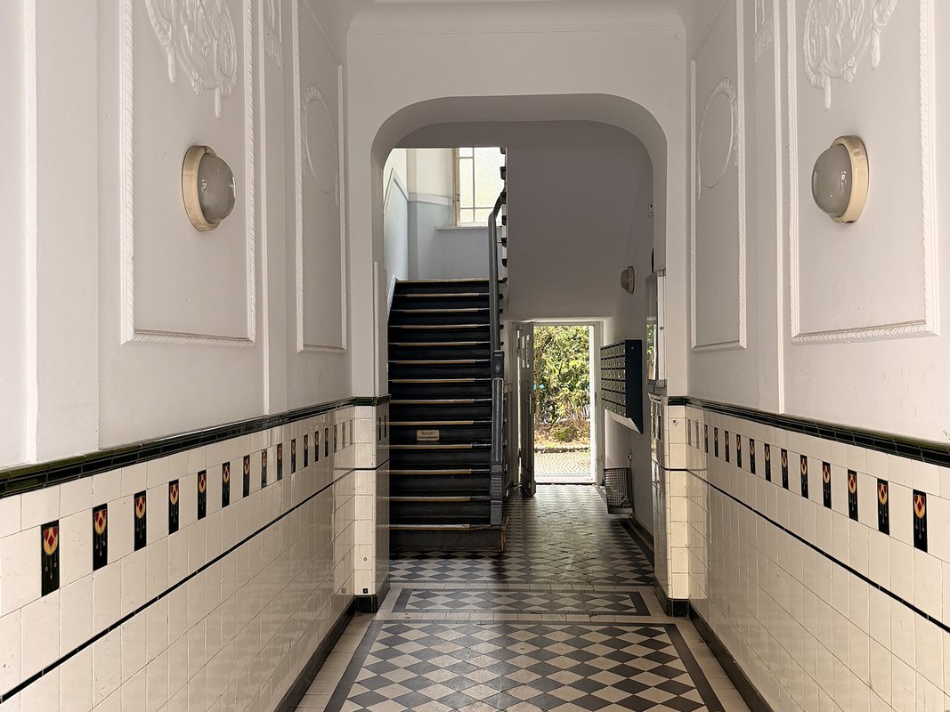 Helle Dachgeschosswohnung mit großer Terasse, Eigenbedarf ab 2028 - Photo 2