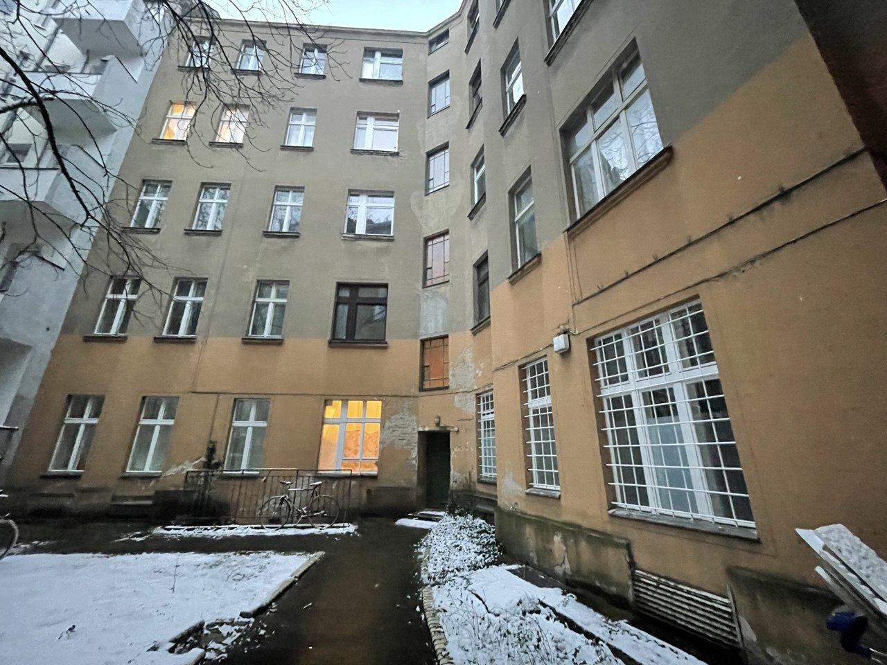 Old apartment in Berlin-Charlottenburg - investment with appreciation potential - Photo 2