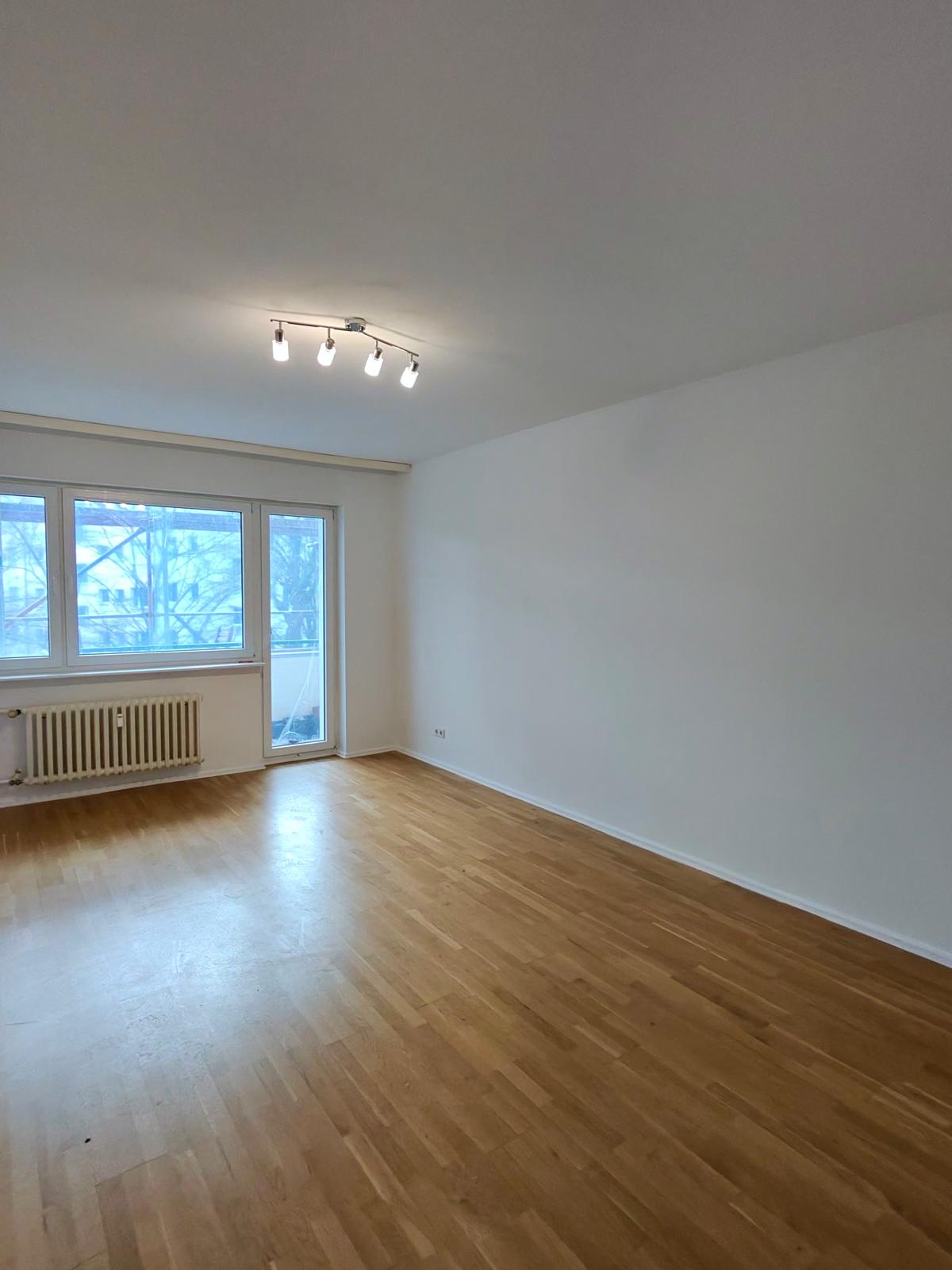 Attractive 3-Room Apartment with Balcony & Elevator – Ready for Self-Use (Berlin-Moabit)