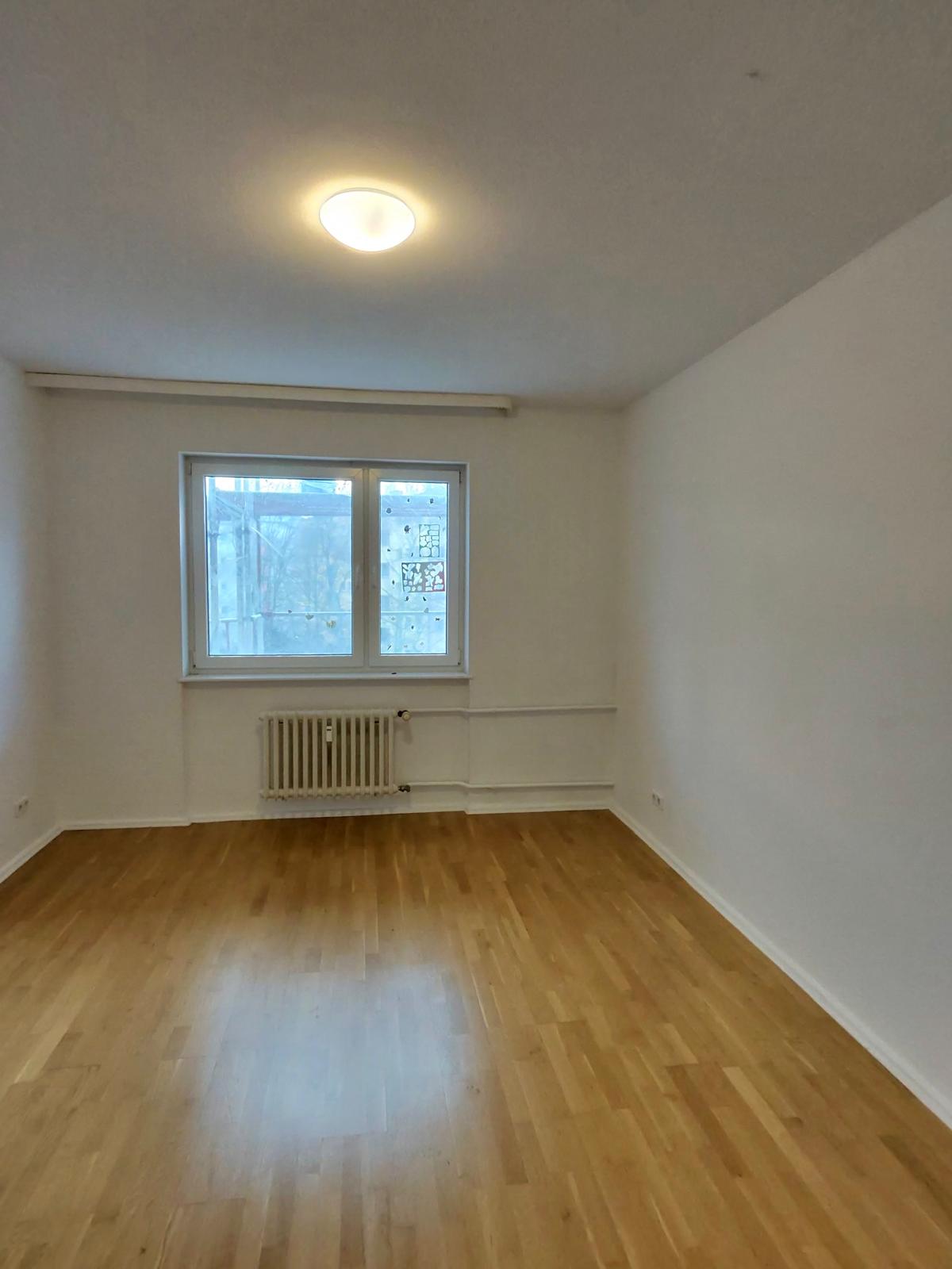 Attractive 3-Room Apartment with Balcony & Elevator – Ready for Self-Use (Berlin-Moabit) - Photo 2