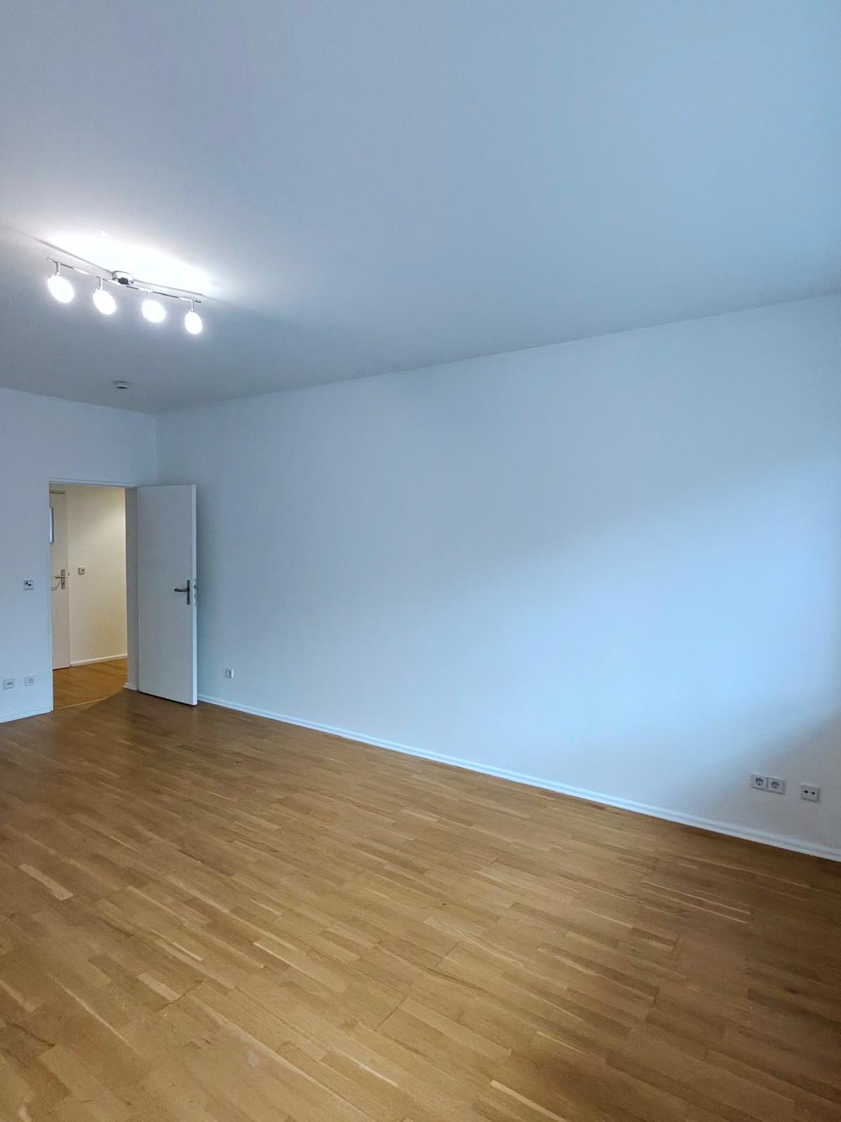 Attractive 3-Room Apartment with Balcony & Elevator – Ready for Self-Use (Berlin-Moabit) - Photo 3
