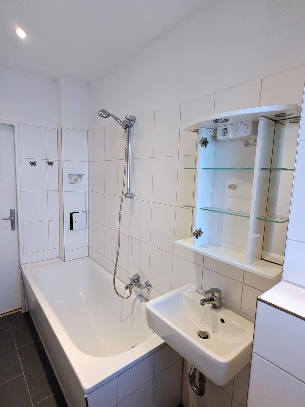 Attractive 3-Room Apartment with Balcony & Elevator – Ready for Self-Use (Berlin-Moabit) - Photo 4