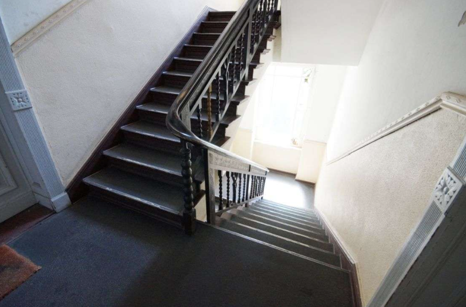 Beautiful 3-Room Altbau Apartment Available for Self-Use from 2029 - Photo 4