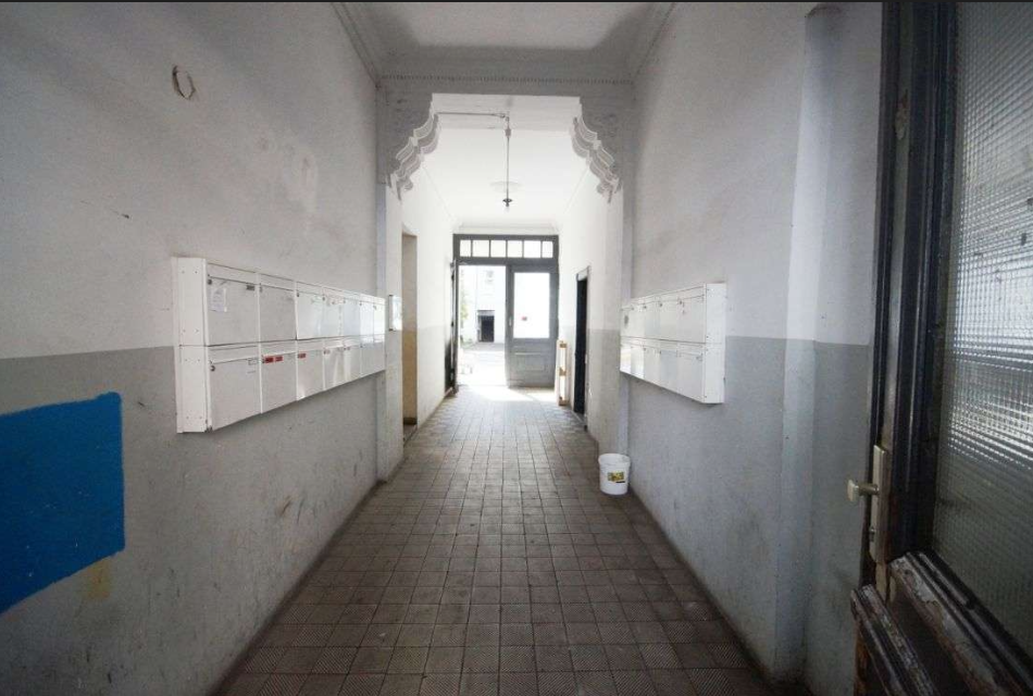 Beautiful 3-Room Altbau Apartment Available for Self-Use from 2029 - Photo 5