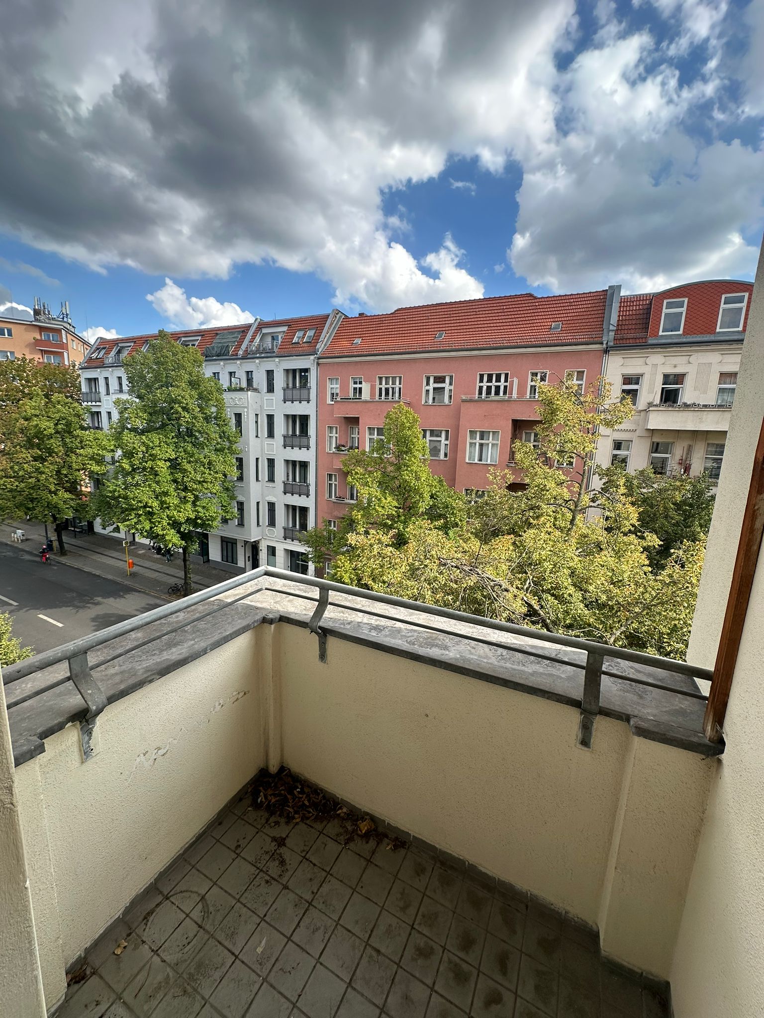 Ready-to-occupy old apartment with balcony in the heart of Tiergarten