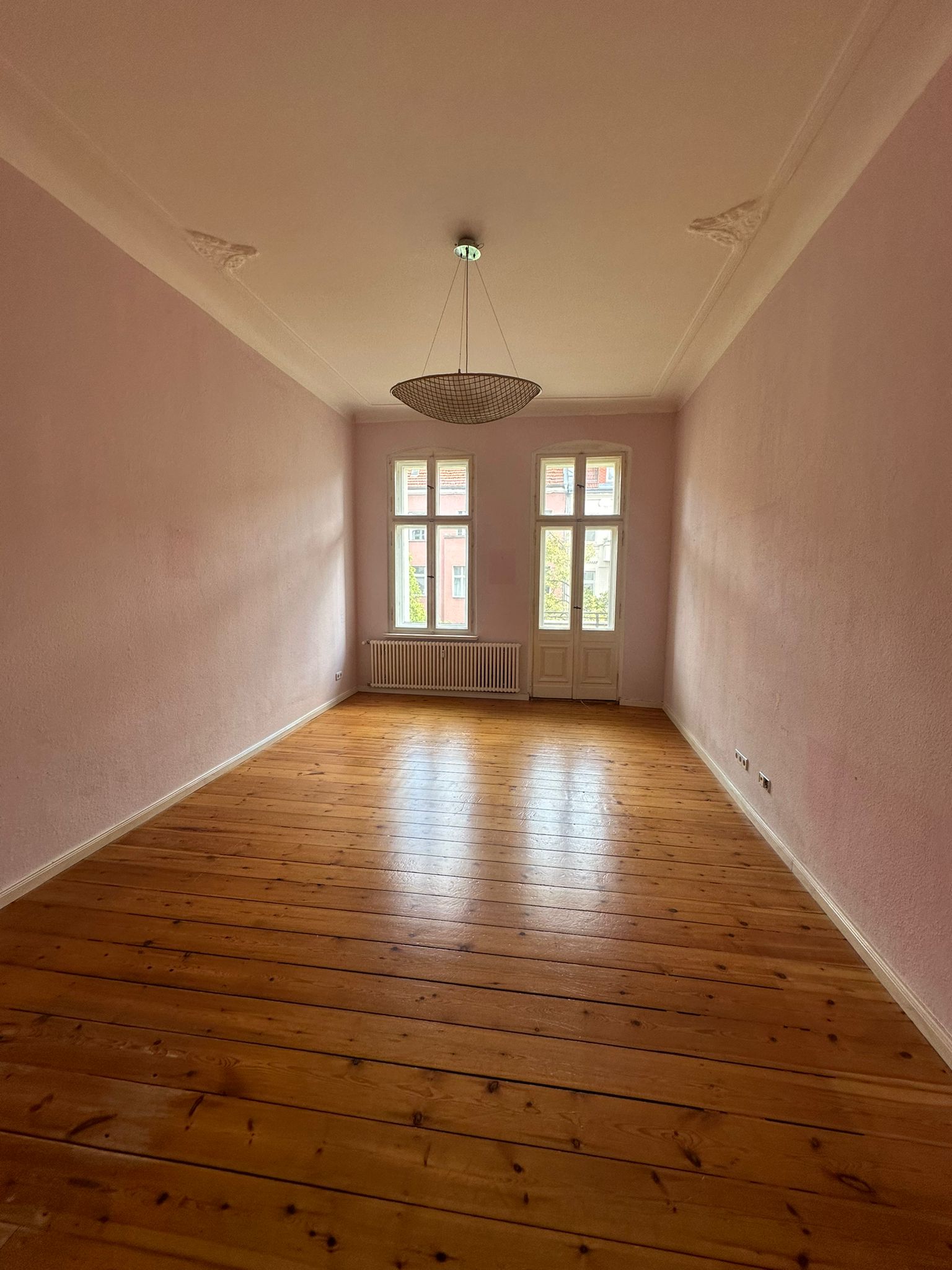 Ready-to-occupy old apartment with balcony in the heart of Tiergarten - Photo 2
