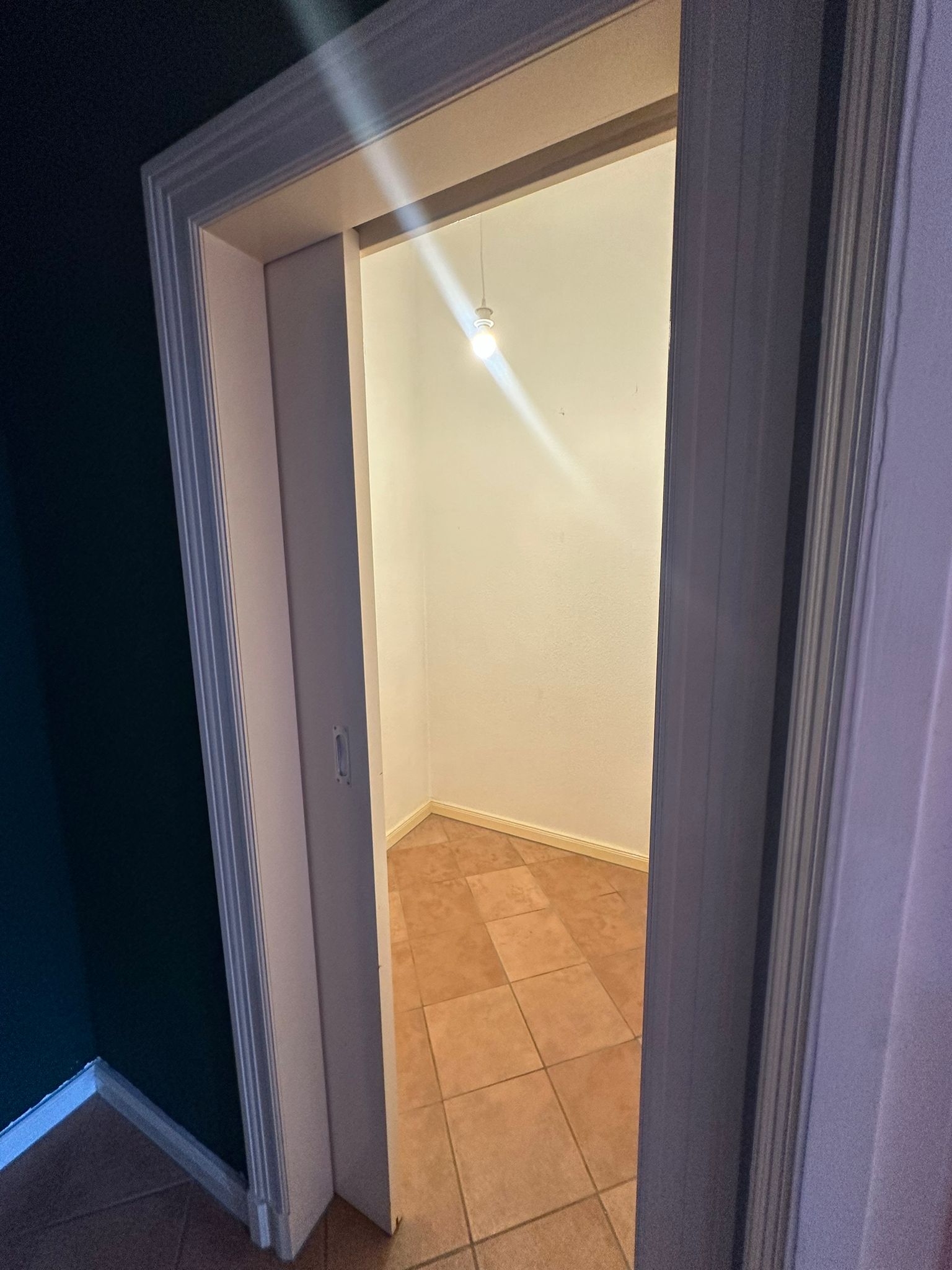 Ready-to-occupy old apartment with balcony in the heart of Tiergarten - Photo 3