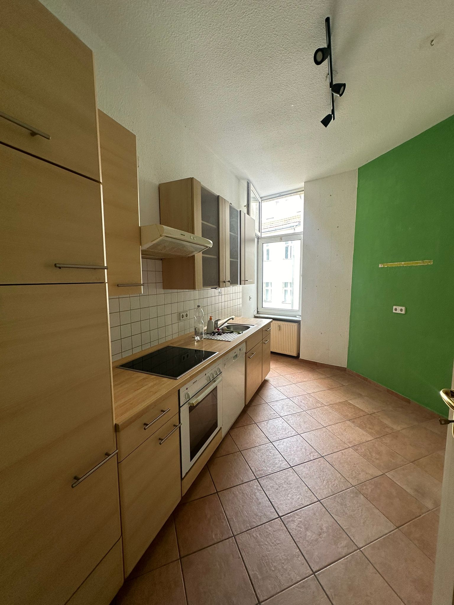 Ready-to-occupy old apartment with balcony in the heart of Tiergarten - Photo 5