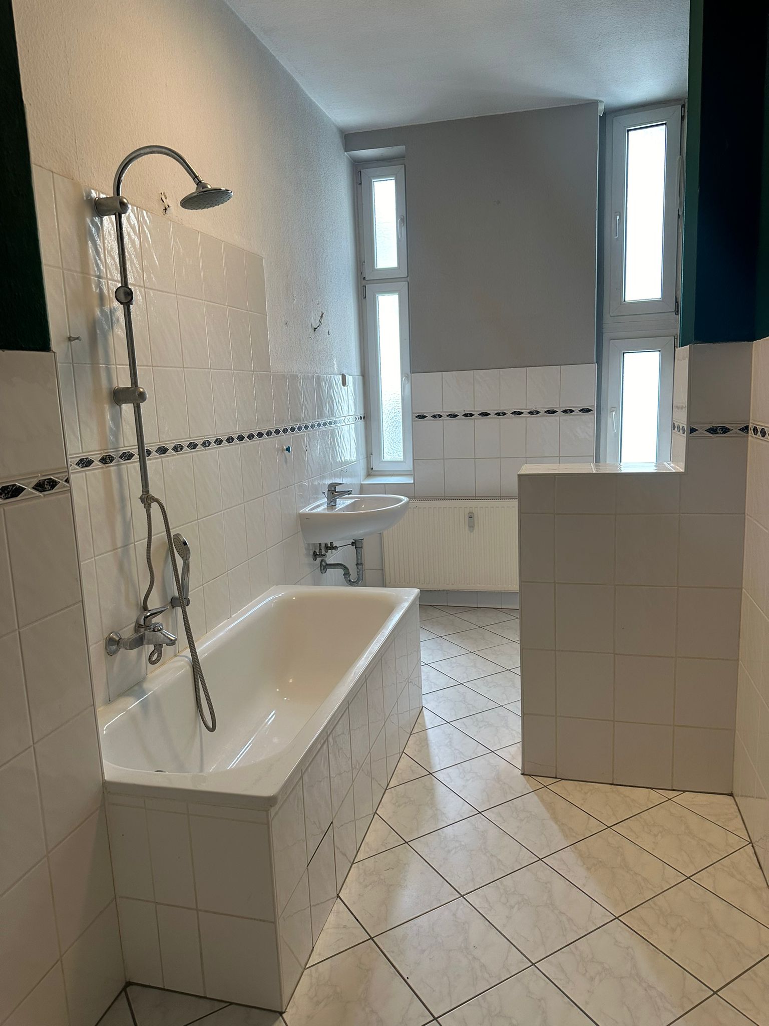 Ready-to-occupy old apartment with balcony in the heart of Tiergarten - Photo 7