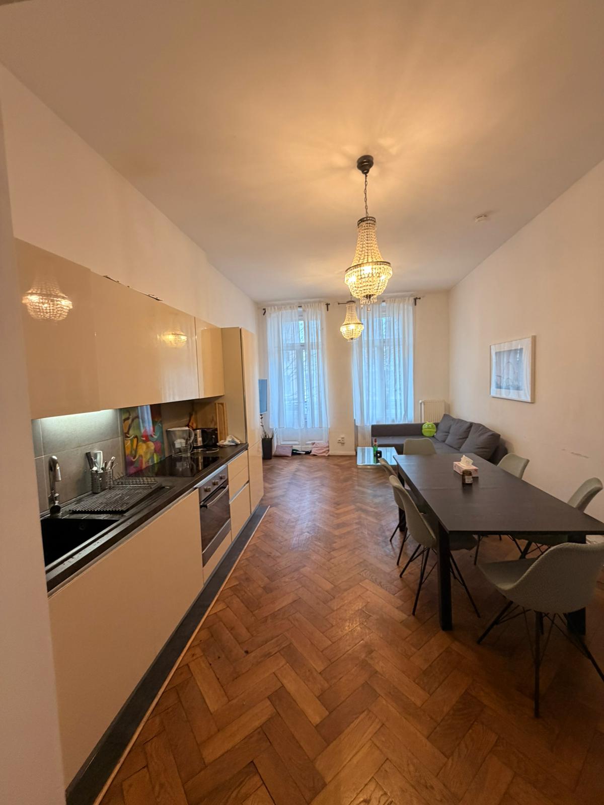 Charmante 4-Zimmer-Altbauwohnung mit Loggia in Moabit Bezugsfreie