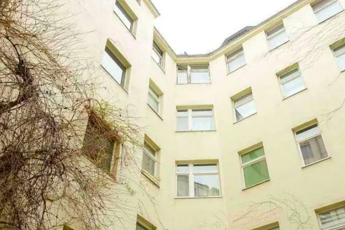 Charming 3-room apartment in an old building - secure investment - Photo 2