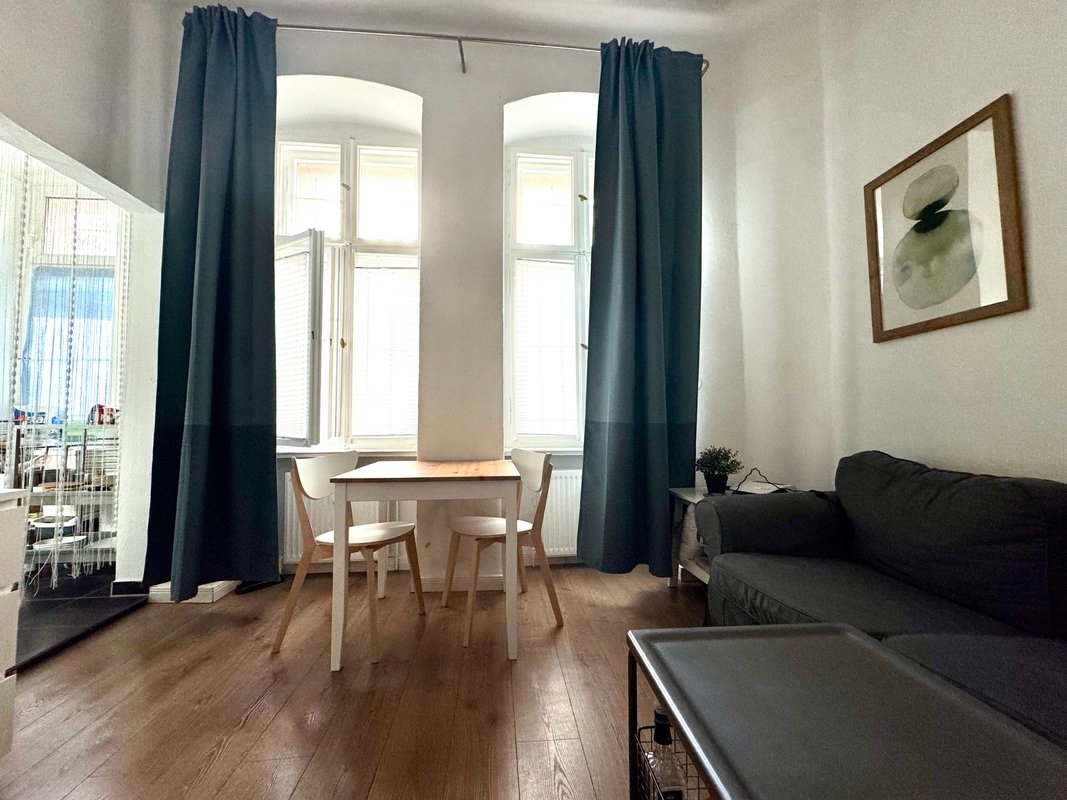 Charming Studio Apartment in a Quiet Courtyard! - Photo 2