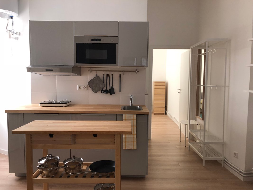 Renovated 1-Room Altbau Apartment – Eisenacher Straße, Schöneberg