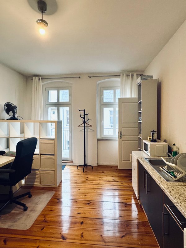 Rented studio with balcony in quiet courtyard – no blocking period!