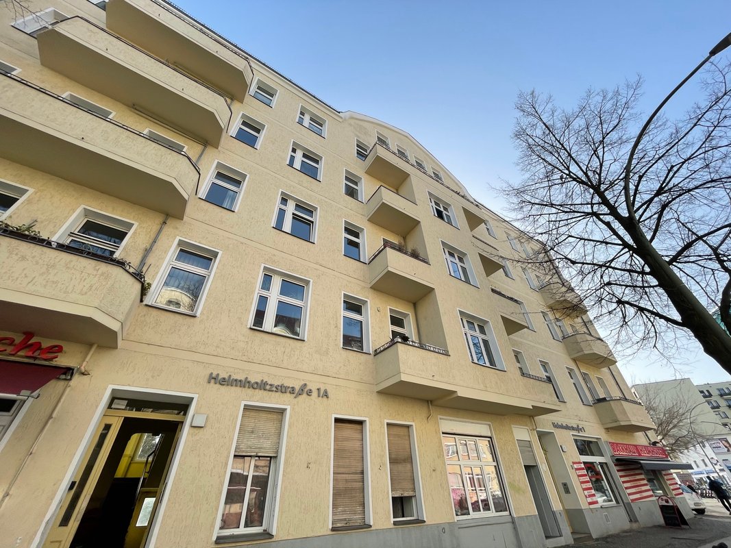 Old apartment in need of renovation *Own use from 2027*