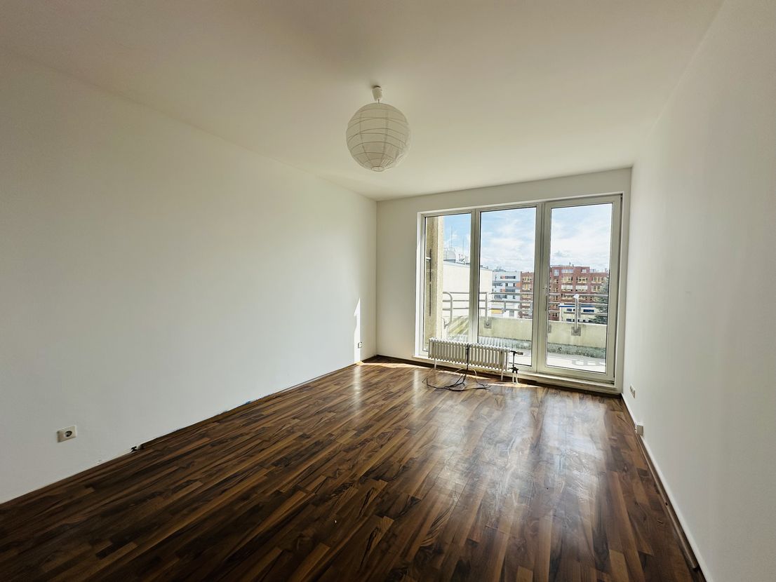 Great 3-room apartment with balcony and elevator!